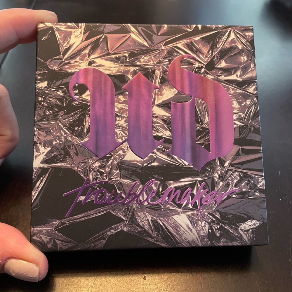 Urban Decay - Trouble Maker - New - Collectors Eyeshadow Pallette